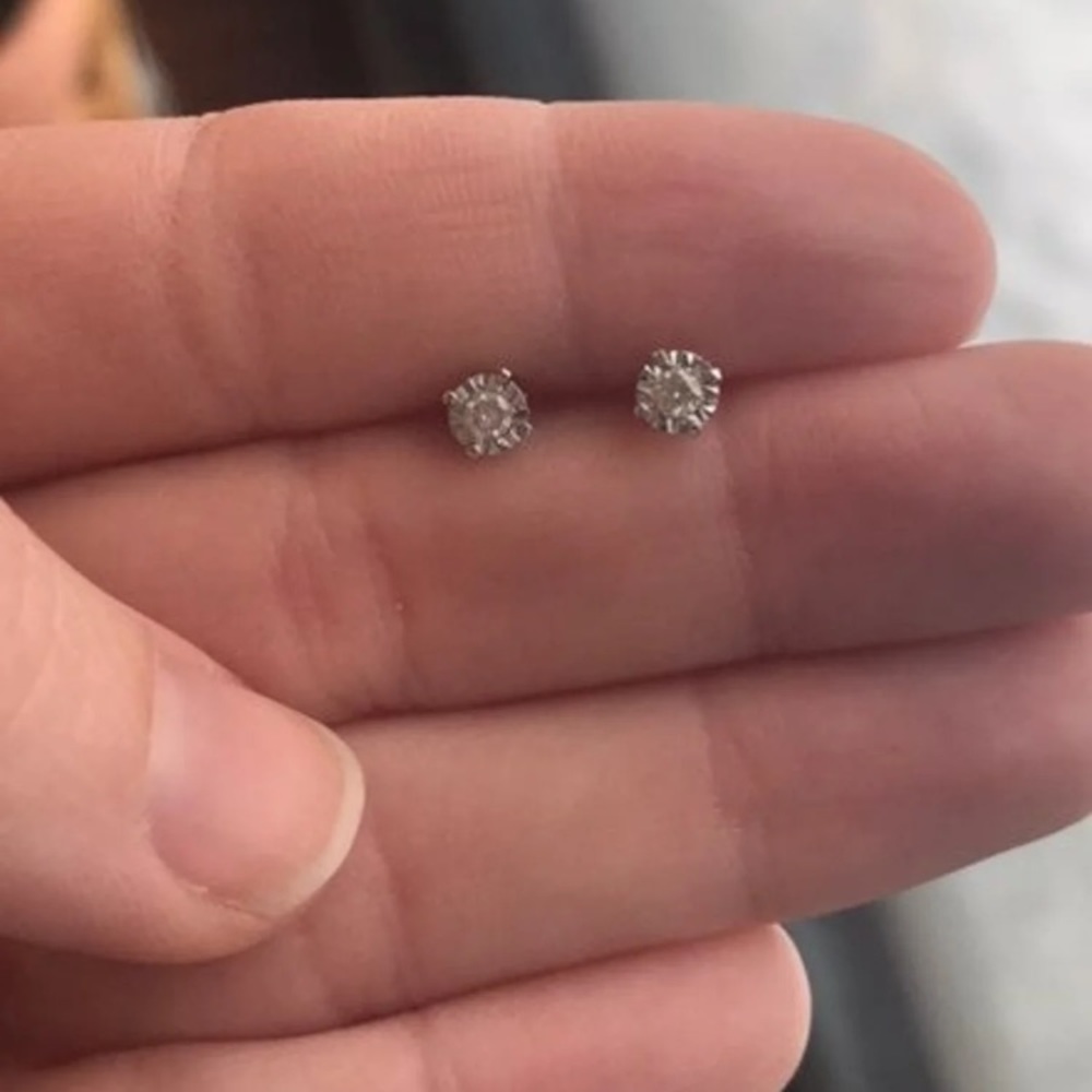 1/8 carat t.w. 10k white gold diamond earrings